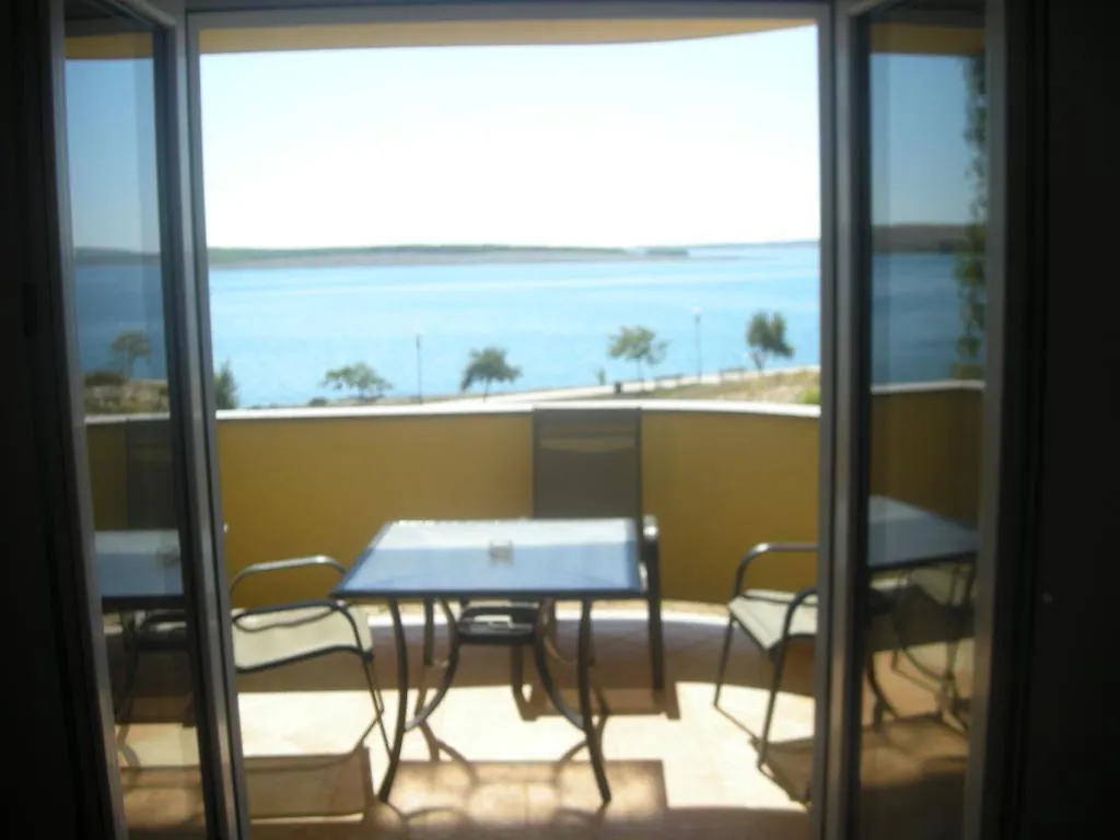 Apartments Villa Supertom Povlja  0*, Povljana